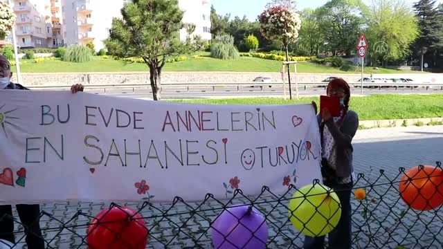 Tekirdağ'da sağlık çalışanından annesine pankartlı, müzikli kutlama