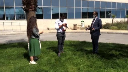 Koronavirüsle mücadele eden sağlık çalışanlarına drone ile Anneler Günü sürprizi