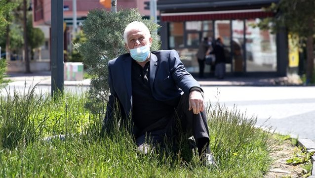 65 yaş üzeri vatandaşlar, yaklaşık 2 aylık sokağa çıkma yasağının ardından saat 11 itibariyle dışarı çıktı