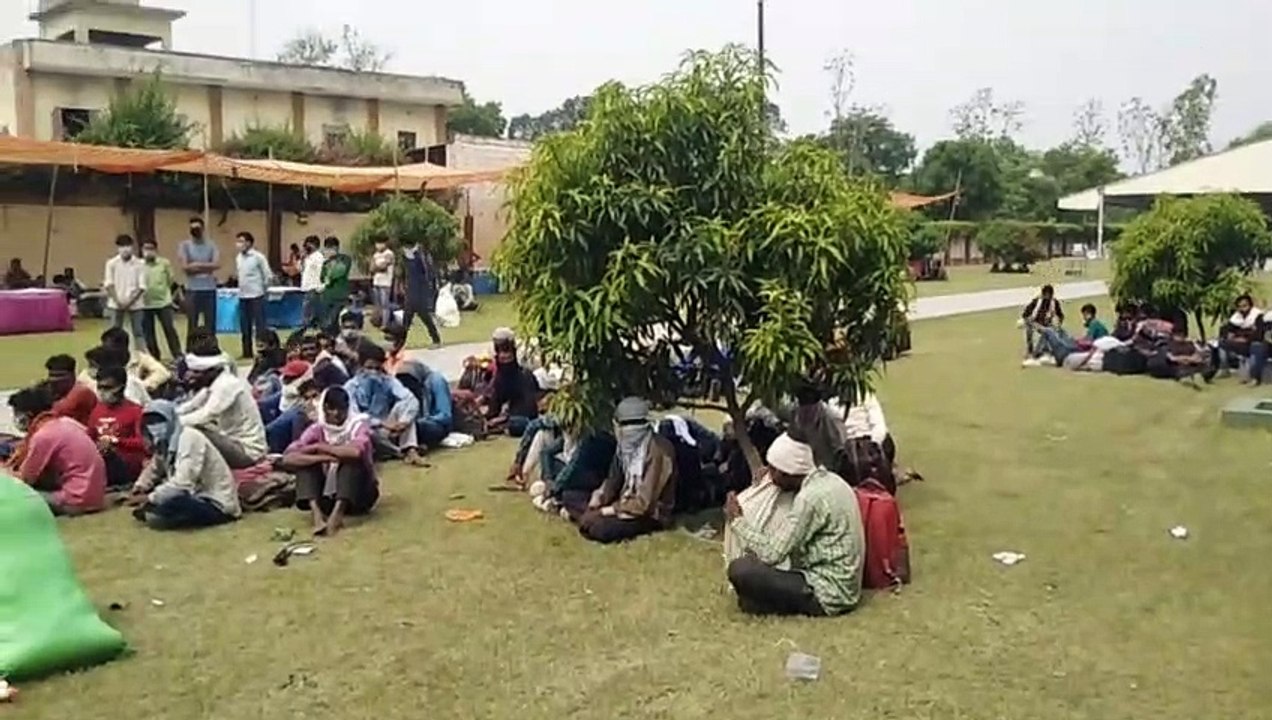 कैराना: पैसे हुए ख़त्म, तो श्रमिक मजदूर परिवार के साथ सफर पर निकल पड़े पैदल