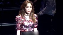 Hát hỏng, Taeyeon buồn đến mức bật khóc trên sân khấu