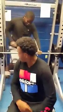 Défi en salle de muscu : il pète sous le poids de l'haltère !