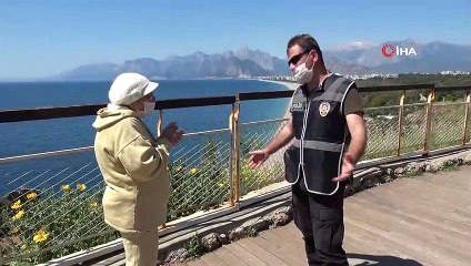 Antalya’da saatlerin 11.00’ı göstermesiyle  birlikte yaşlıların adresi Konyaaltı Sahili oldu