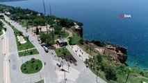 Antalya'da saatlerin 11.00'ı göstermesiyle birlikte yaşlıların adresi Konyaaltı Sahili oldu