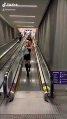 Elle défile sur l'escalator du métro... et tombe !