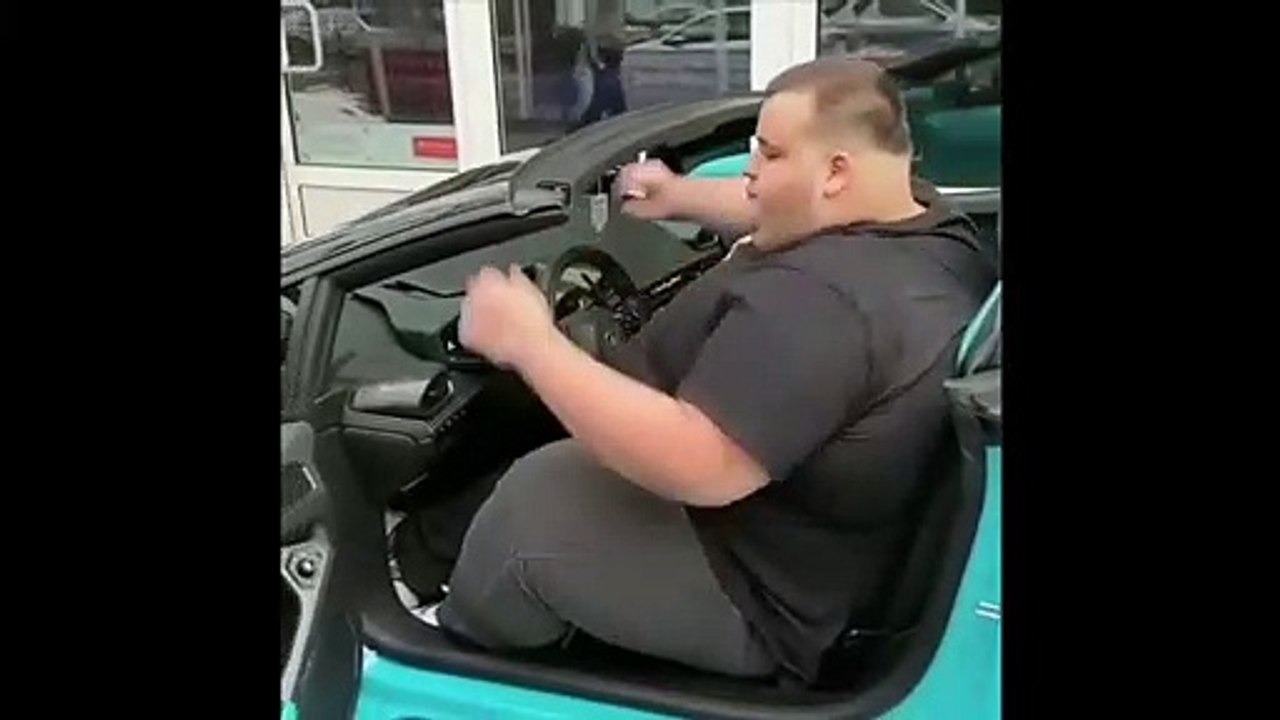 Sortir d'une lamborghini c'est compliqué !