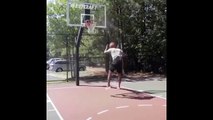 Basketball : sa tête rentre dans le ballon après un dunk raté !