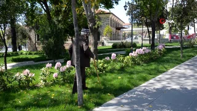 Dışarı çıkan yaşlılar: Yasağa gerek varsa devam etmeli