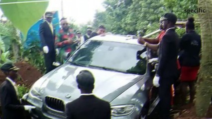 Con trai chôn bố trong xe sang