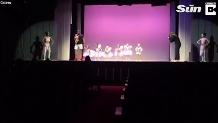 ngay lên sân khấu múa bale cùng con