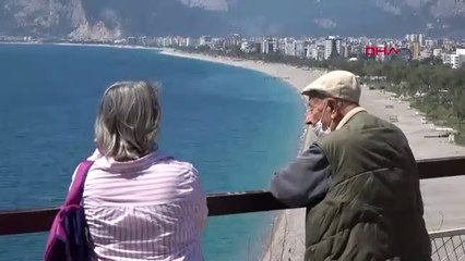 Antalya’da 65 yaş üstü, seyir terasından denizi izledi