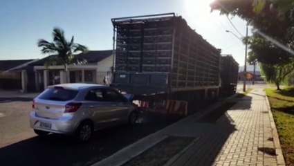 Ford Ka fica com a frente bem danificada, após bater em caminhão estacionado