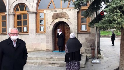 Kars’ta 65 yaş üstü vatandaşlar sokağa çıktı