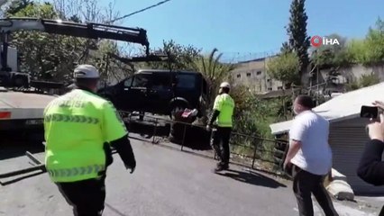 Sarıyer'de aracını park etmeye çalışan sürücü, komşusunun bahçesine düştü