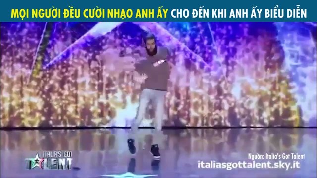 MỌI NGƯỜI ĐỀU CƯỜI NHẠO ANH ẤY CHO ĐẾN KHI ANH ẤY BIỂU DIỄN