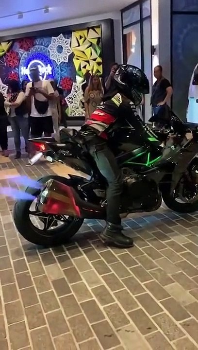 Kawasaki_H2_shooting_flames,burnouts.....in public place