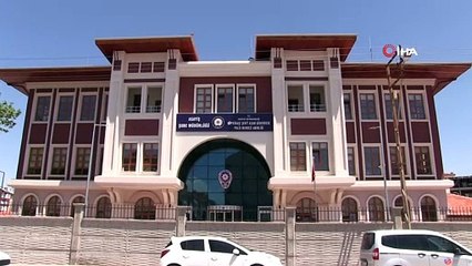 Berber dükkanının duvarını delip kuyumcu soyan hırsızlar yakalandı