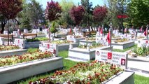 KAYSERİ-Şehit annesini, oğlunun mezarına polis götürdü