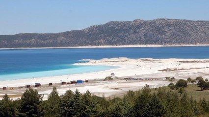 Salda Gölü’nün taşınan kumları eski yerine alındı