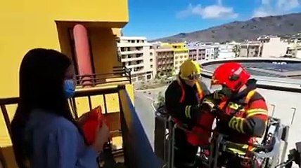La visita sorpresa de los bomberos a la niña palmera que les envió una carta por ser 'héroes' en la pandemia