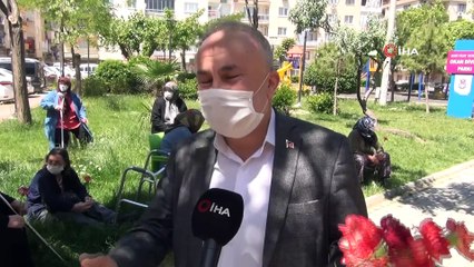 Manisalı muhtardan parkta dolaşan 65 yaş ve üstüne anneler günü sürprizi