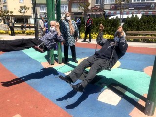 Üsküdar'da yaşlıların boğaza nazır salıncak keyfi