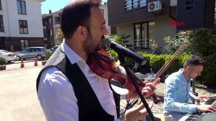 Evlerinde kalan anneler için konser verildi