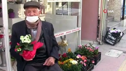 Yaşlılara sokağa çıkma izni verilince soluğu çiçekçide aldılar