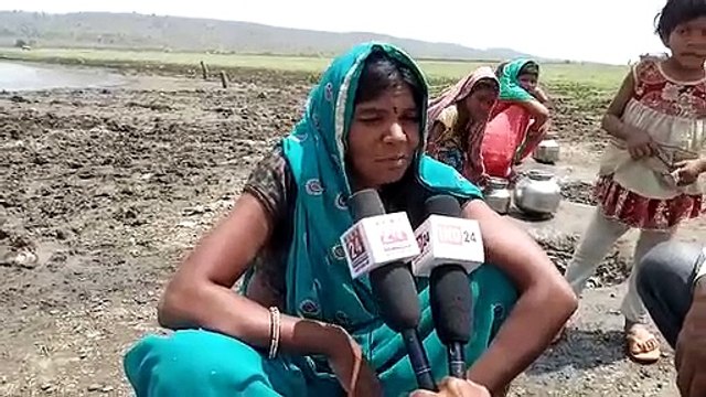 तालाब किनारे गड्ढे खोदकर पानी पीने को मजबूर ग्रामीण