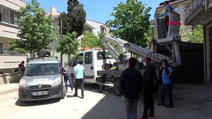 EDİRNE Başkan, itfaiye merdiveniyle çıktığı pencerelerden Anneler Günü'nü kutladı