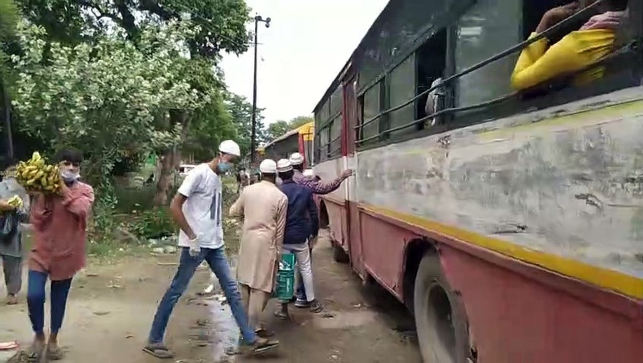 कैराना: अन्य राज्यो से आने वाले प्रवासी मजदूरों को खाना खिला रहे रोज़ेदार।