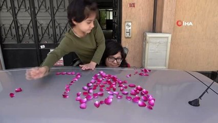 Kardeşlerden annelerine gül yapraklı 'Anneler Günü' sürprizi