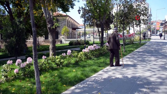 Dışarı Çıkan Yaşlılar: Yasağa Gerek Varsa Devam Etmeli