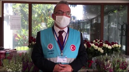 Ahmet Taci Büyükhanlı Camisi İmamı, Anneler Günü'nü çiçek dağıtarak kutladı