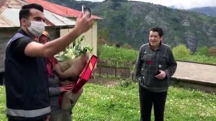 Annesine Büyükşehir Belediye Başkanı Murat Zorluoğlu sayesinde çiçek ulaştırdı