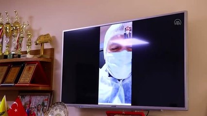 Tekirdağ'da görevli sağlık çalışanı, Çorum'da yaşayan annesinin gününü görüntülü telefonda kutladı