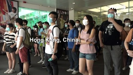 Video herunterladen: Riot police chase Hong Kong Mother's Day protesters