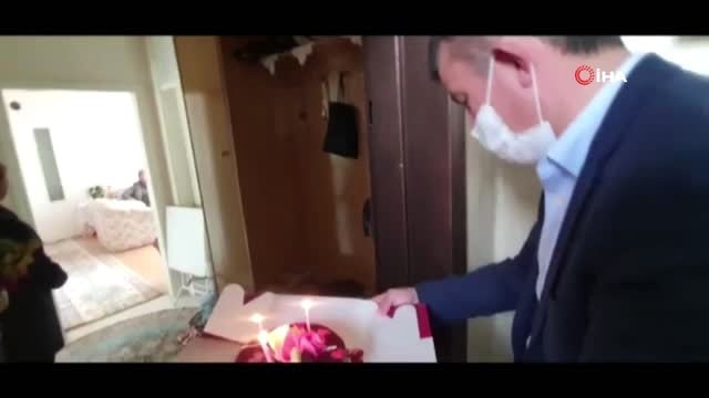 Kapı komşusu 85'lik ninelere hem doğum günü hem Anneler Günü kutlaması