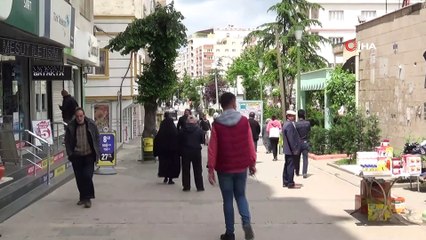 Siirt’te kısıtlama 4 saatliğine kalktı, 65 yaş ve üstü vatandaşlar caddeleri doldurdu
