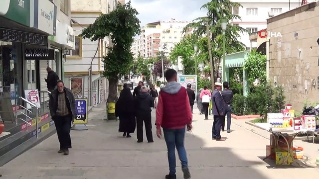 Siirt’te kısıtlama 4 saatliğine kalktı, 65 yaş ve üstü vatandaşlar caddeleri doldurdu