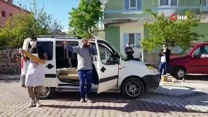 Hem ekmek satıp hem müzik çaldılar