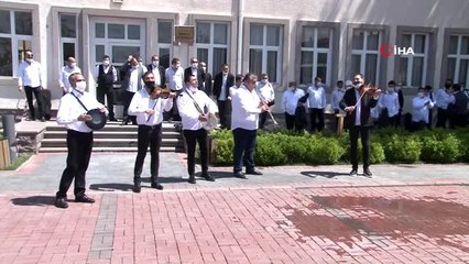 Mamak'ta sokak sanatçıları mahalle mahalle gezerek konser verdi