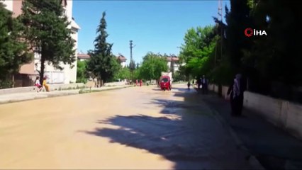 Çocukların patlayan borudan akan suda çamurla oyunu