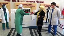 Sancaktepe’de 400 sağlık çalışanı annenin adına Sahra Hastanesi'ne fidan dikildi