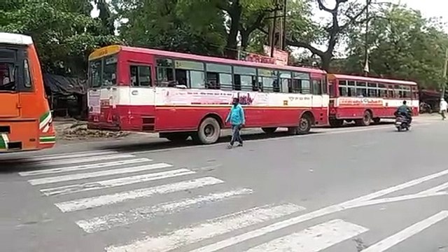 लगभग एक दर्जन बसों में भरकर श्रमिक बीकापुर के आश्रयस्थल भारती इंटर कॉलेज पहुचे