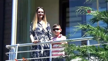 Site sakini anne ve çocukları konserde balkonlarda göbek attı