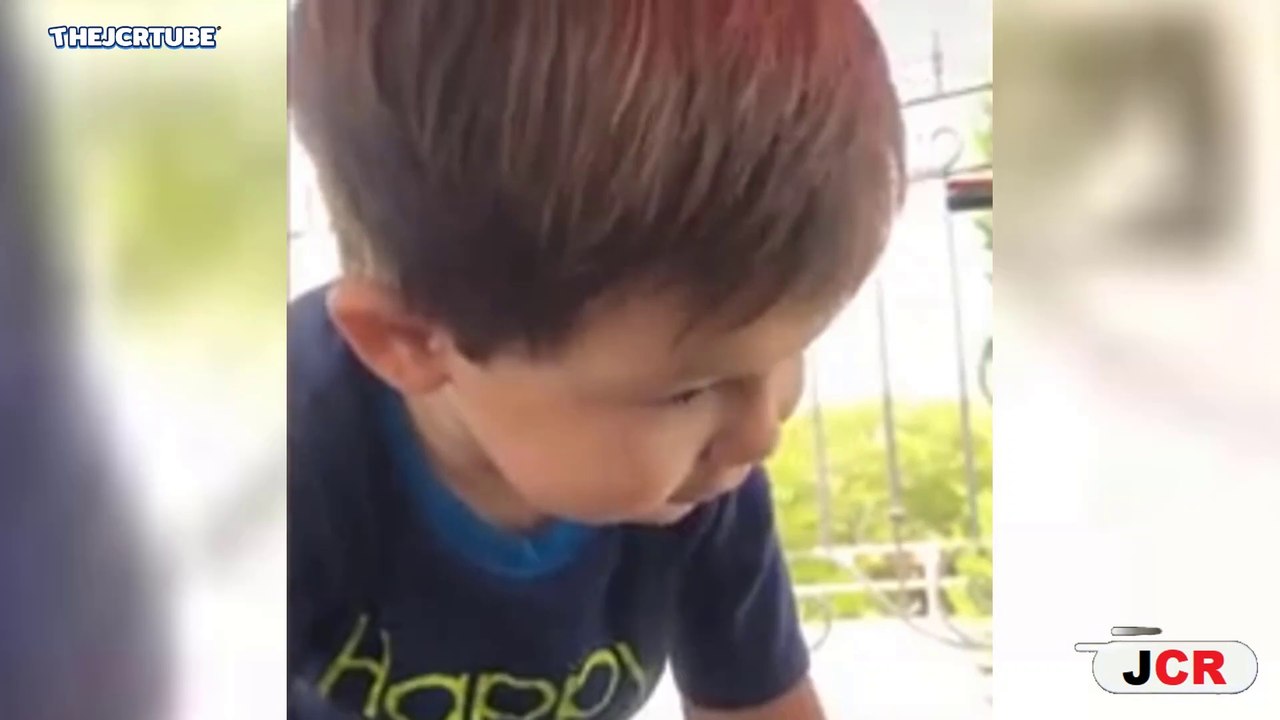 Mujer quiere que acabe la cuarentena y su hijo la consuela pidiéndole que se calme