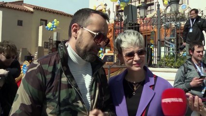 Laura Escanes muestra cómo su hija juega con figuras de madera