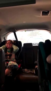 Grosse frayeur pour cette maman et ses 2 enfants piégés en voiture sous un orage de grêle terrifiant