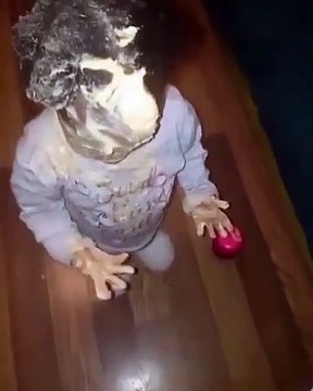 Cette fillette adore le beurre de cacahuète et ça se voit... un peu trop